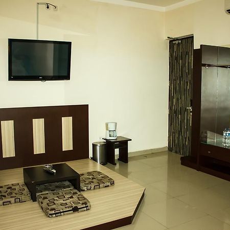 Vindhika Hotel Makassar Luaran gambar